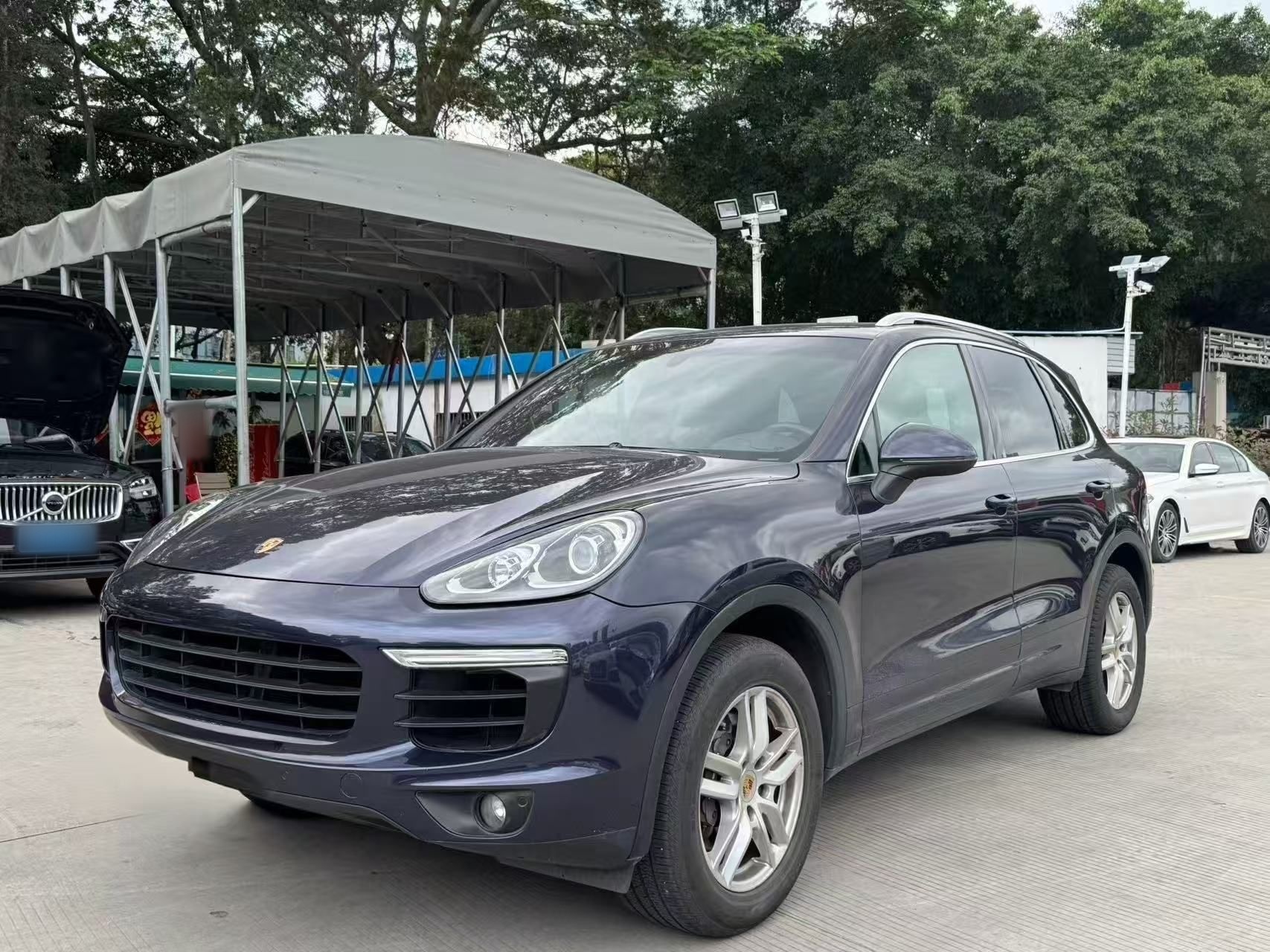 تحت مقدمة السيارة