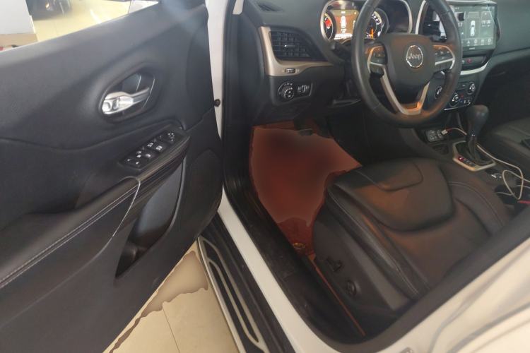 Used Jeep Cherokee 2016 2.0L Superior Edition