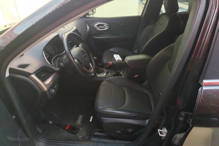 Used Jeep Cherokee 2017 2.0L Superior Edition
