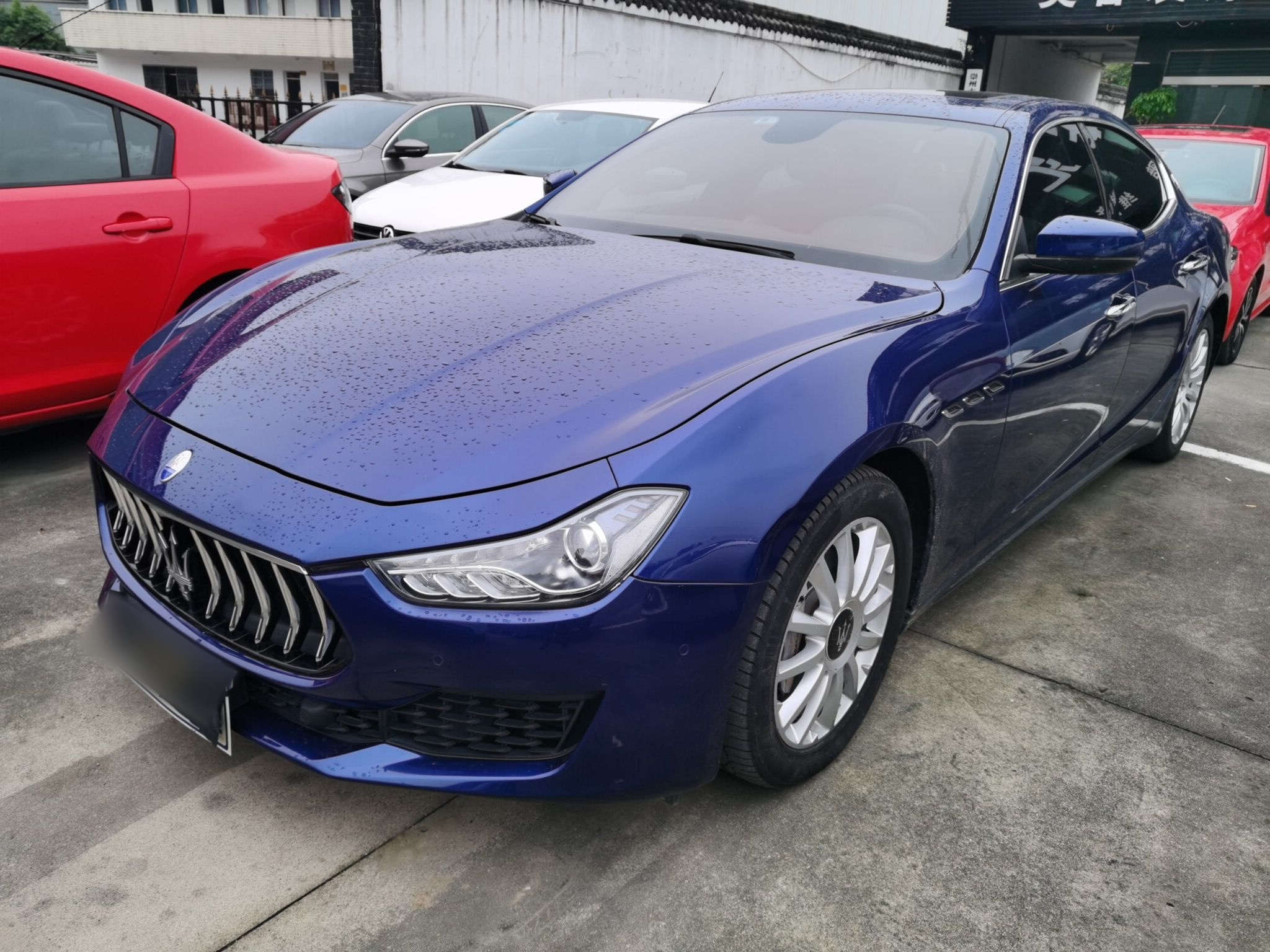 تحت مقدمة السيارة