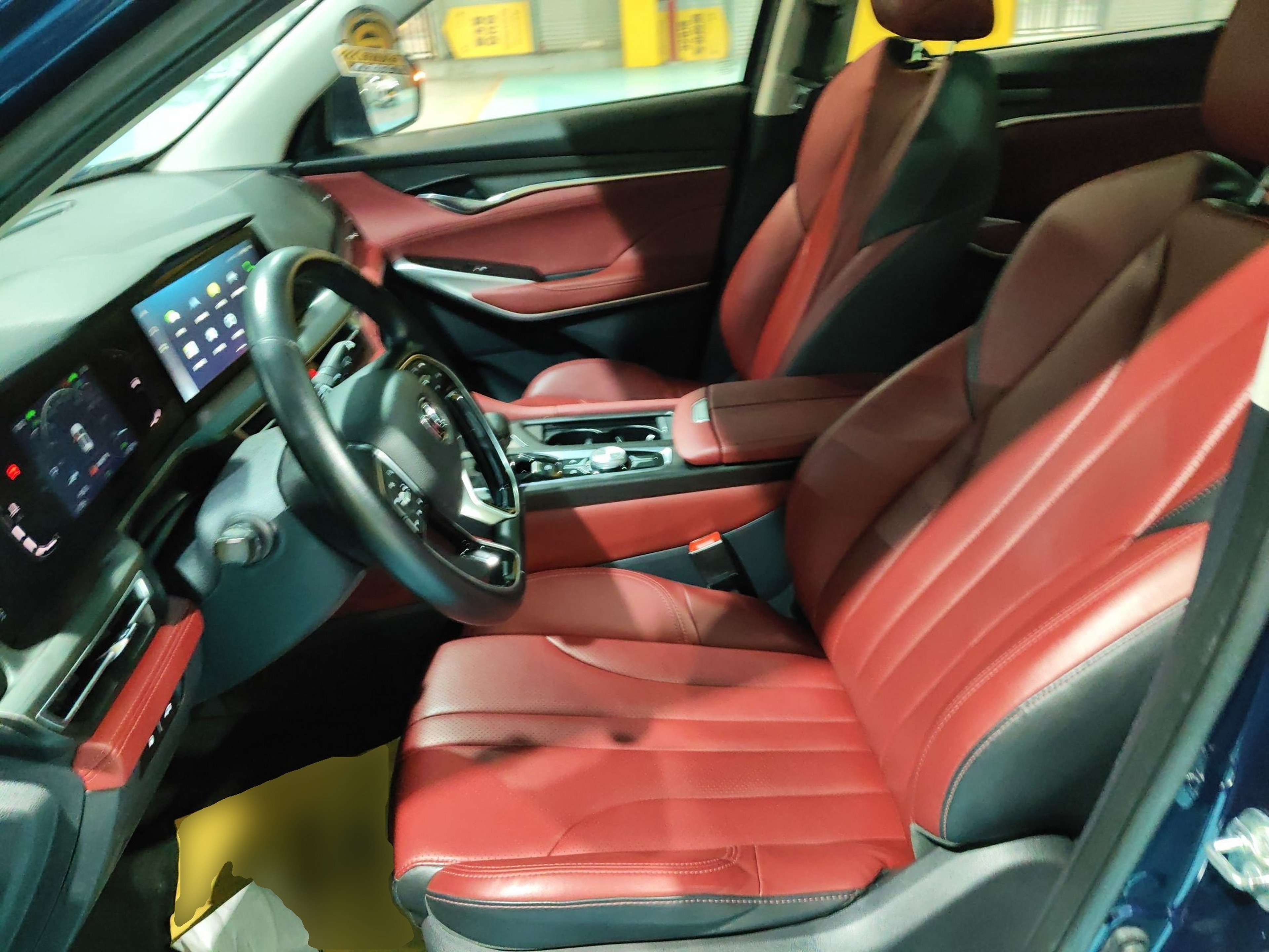 المقاعد الأمامية داخل السيارة