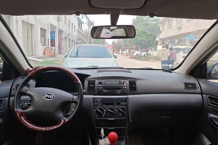 Used BYD F3 2013 Energy-Efficient Model 1.5L Manual Comfort Version Center Console