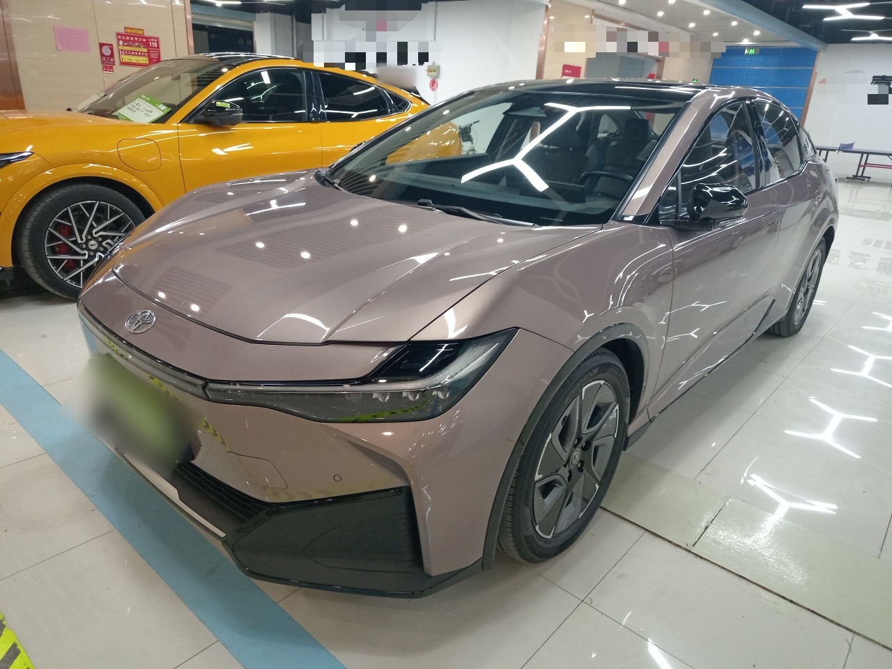 Под передней частью автомобиля