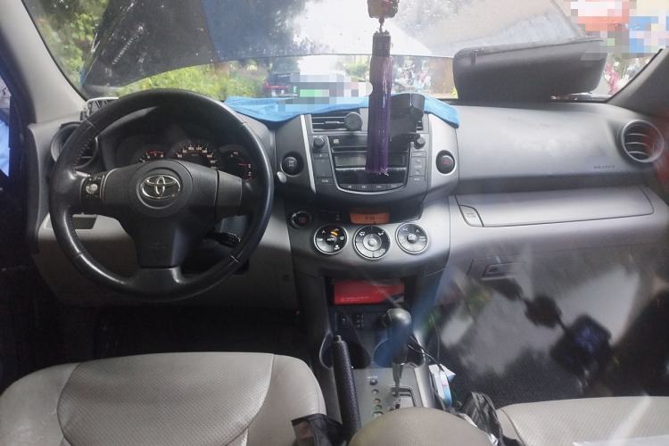 Used Toyota RAV4 2009 2.4L Automatic Luxury Edition Center Console