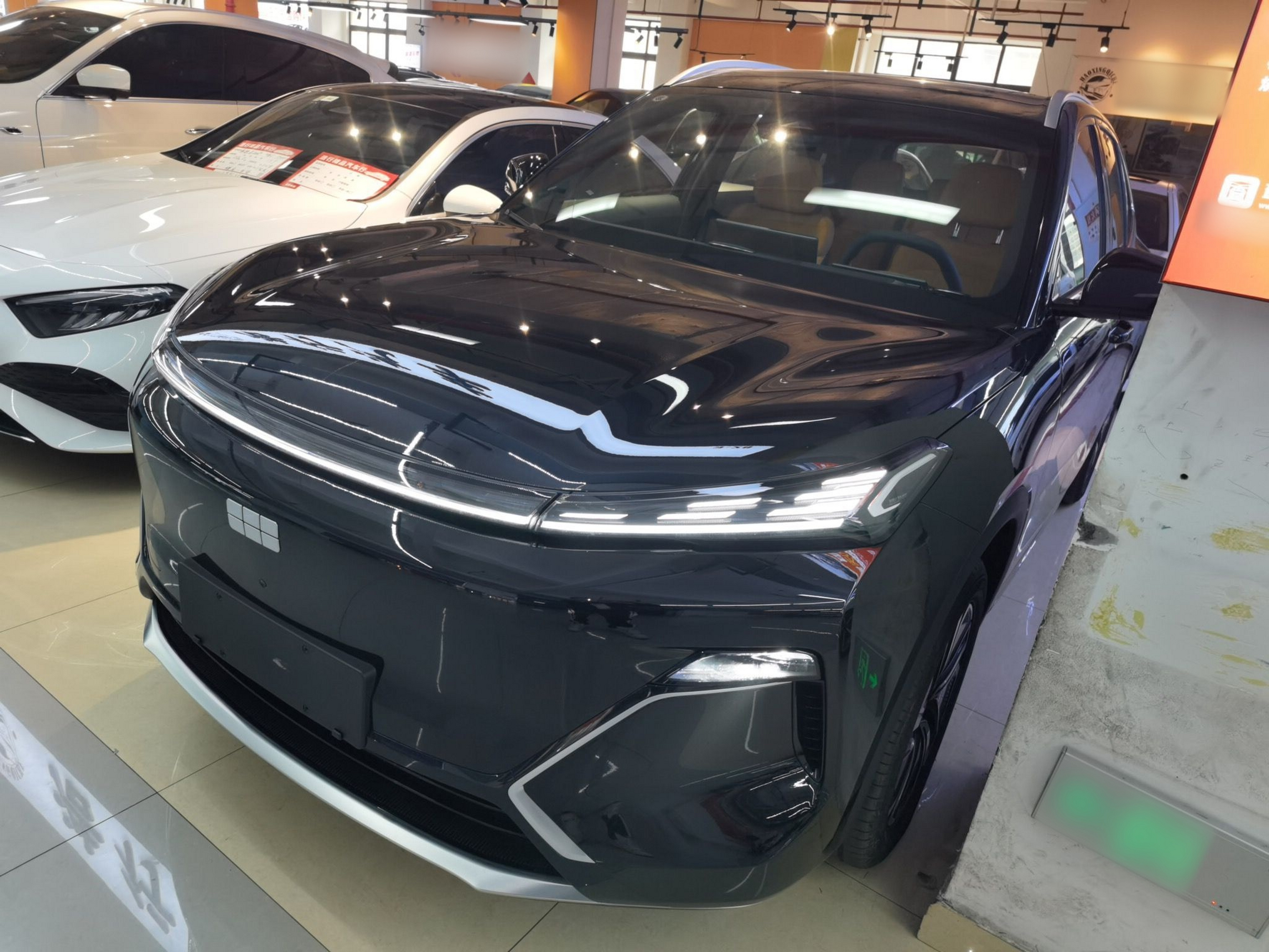 Под передней частью автомобиля