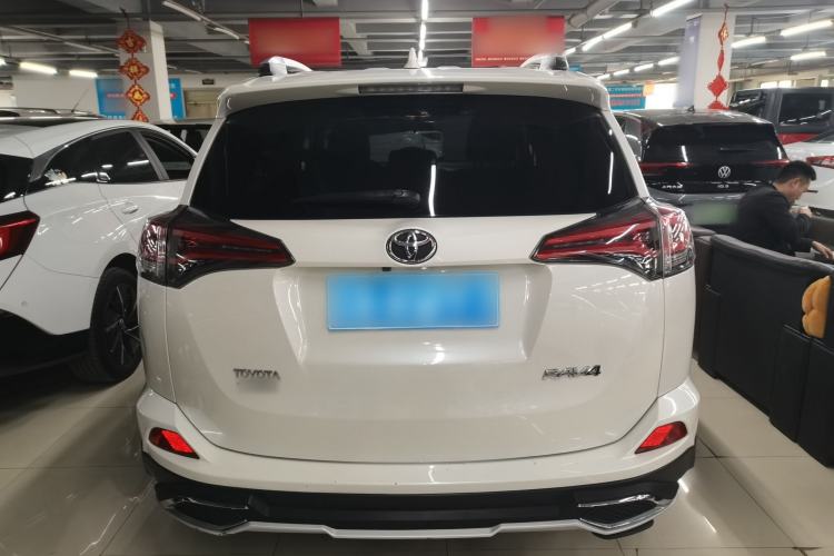Used Toyota RAV4 2016 2.0L CVT Two-Wheel Drive Fashion Edition China V Standard Rear