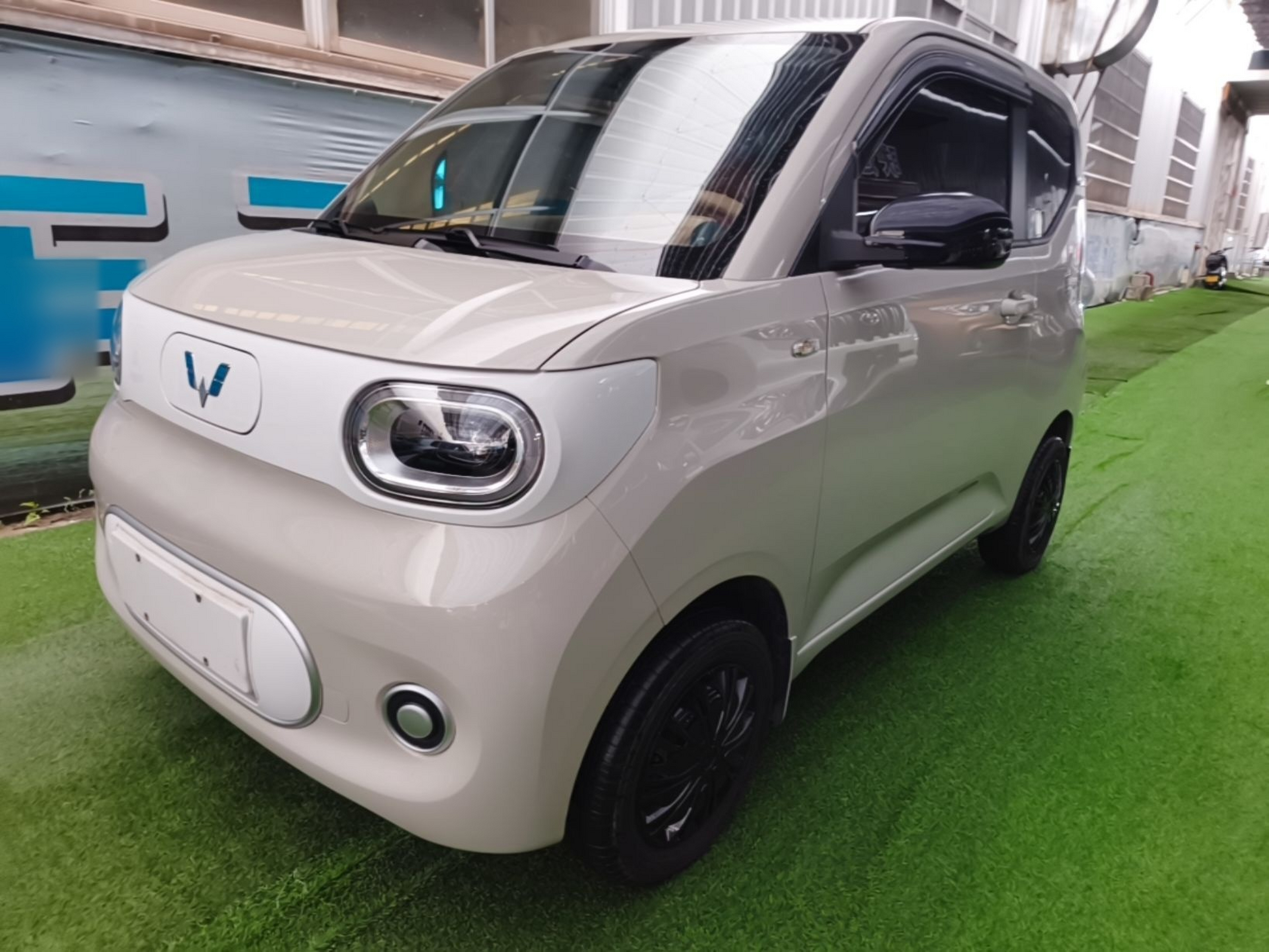 Unter der Vorderseite des Autos