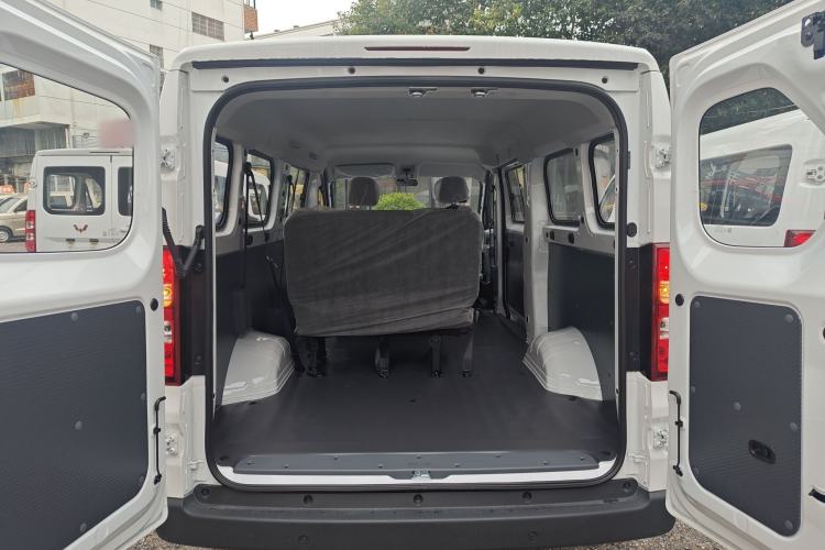 Used Wuling Yangguang 2025 Model 310KM Bus Edition—Customized by CATL