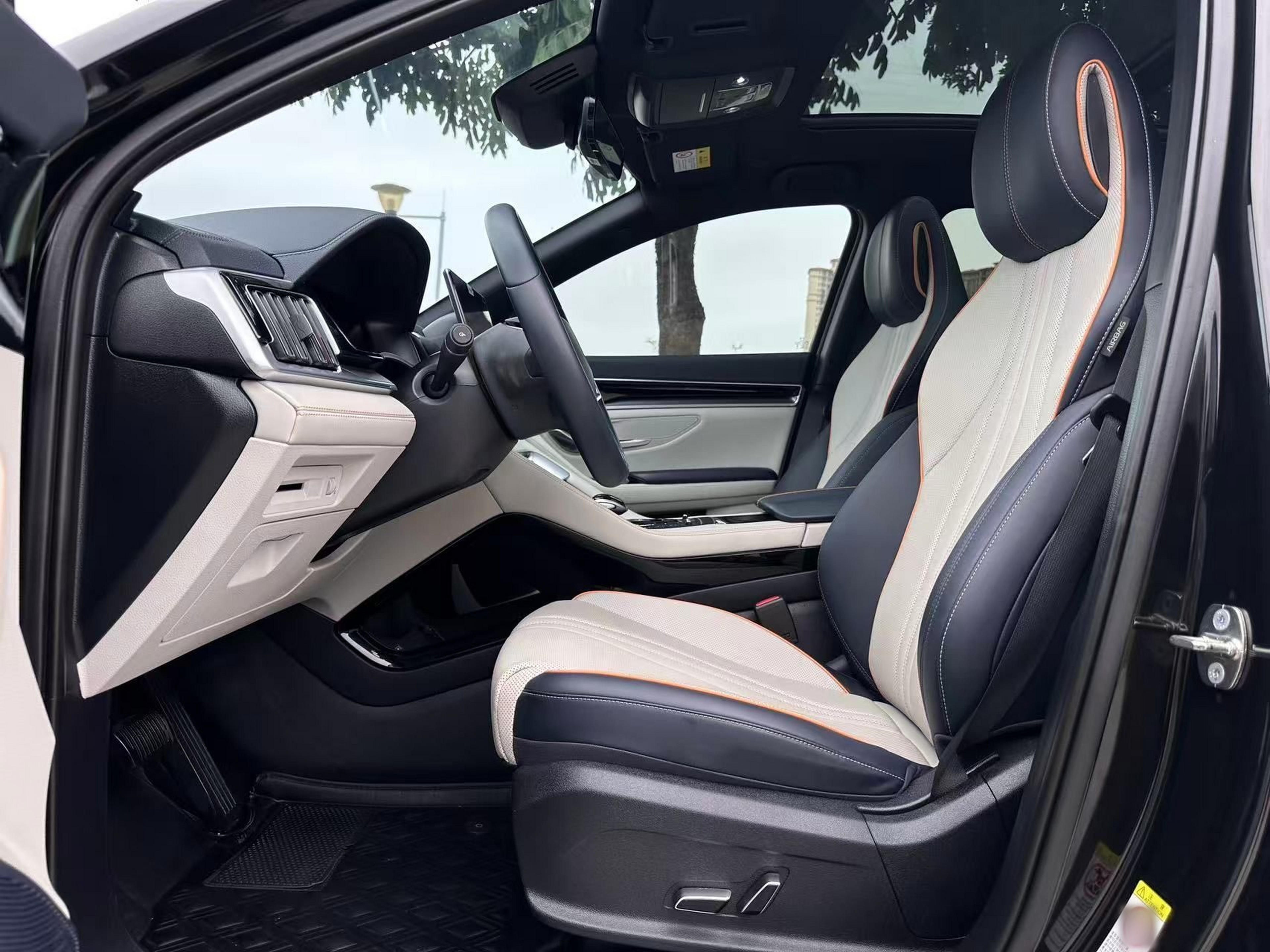 المقاعد الأمامية داخل السيارة