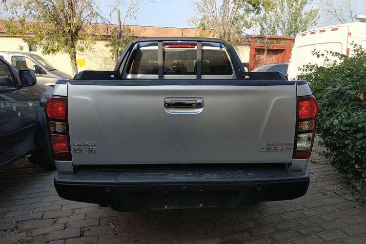 Used Isuzu D-MAX 2019 2.5T Two-Wheel Drive Manual Flagship Version China VI Emission Standard Extended Length JE4D25Q6A
