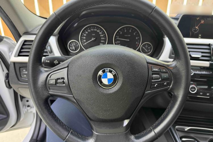 Used BMW 3 Series 2016 320i Fashion Model Interior 2