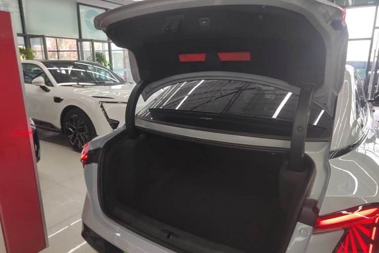 Used Hongqi EH7 2024 820 Pro Trunk