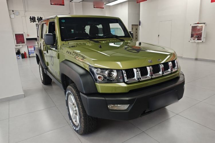 Used BAIC Off-Road BJ40 2016 40L 2.0T Manual Two-Wheel Drive Luxury Edition
