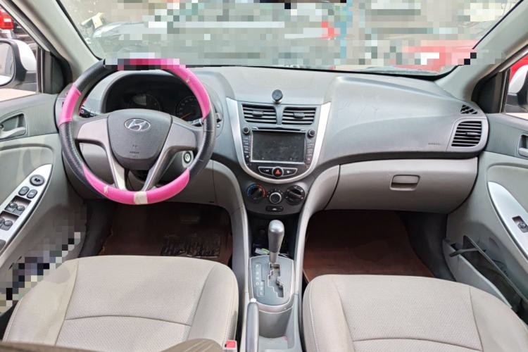 Used Hyundai Verna (older generation) 2014 1.4L Automatic Smart GLS Center Console