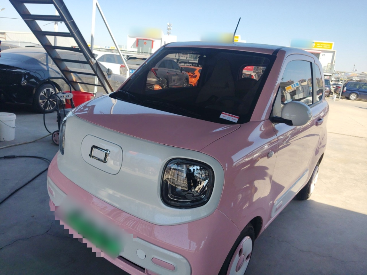 تحت مقدمة السيارة