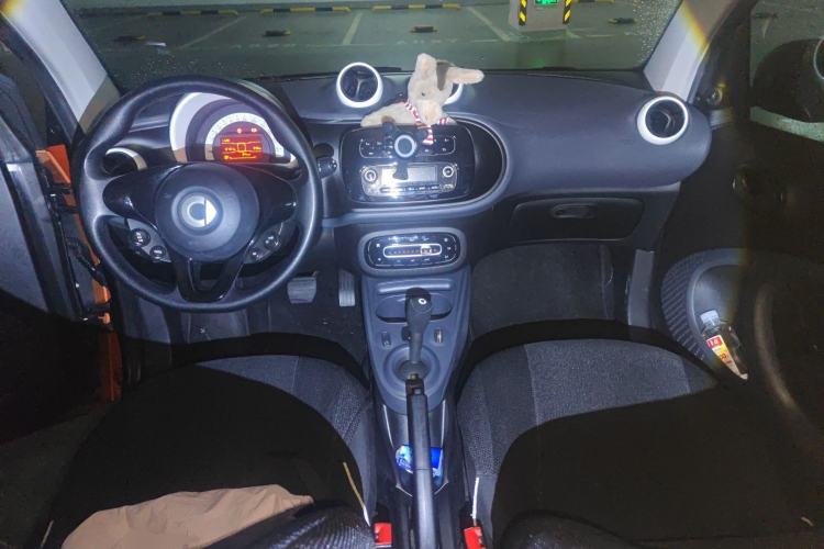 Used smart fortwo 2015 1.0L 52 kW hardtop Dynamic version Center Console