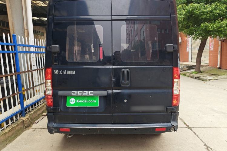 Used Dongfeng Yufeng 2015 2.5T Lingyun Edition Box Truck comes standard with the short-wheelbase mid-roof ZD25 model. Rear