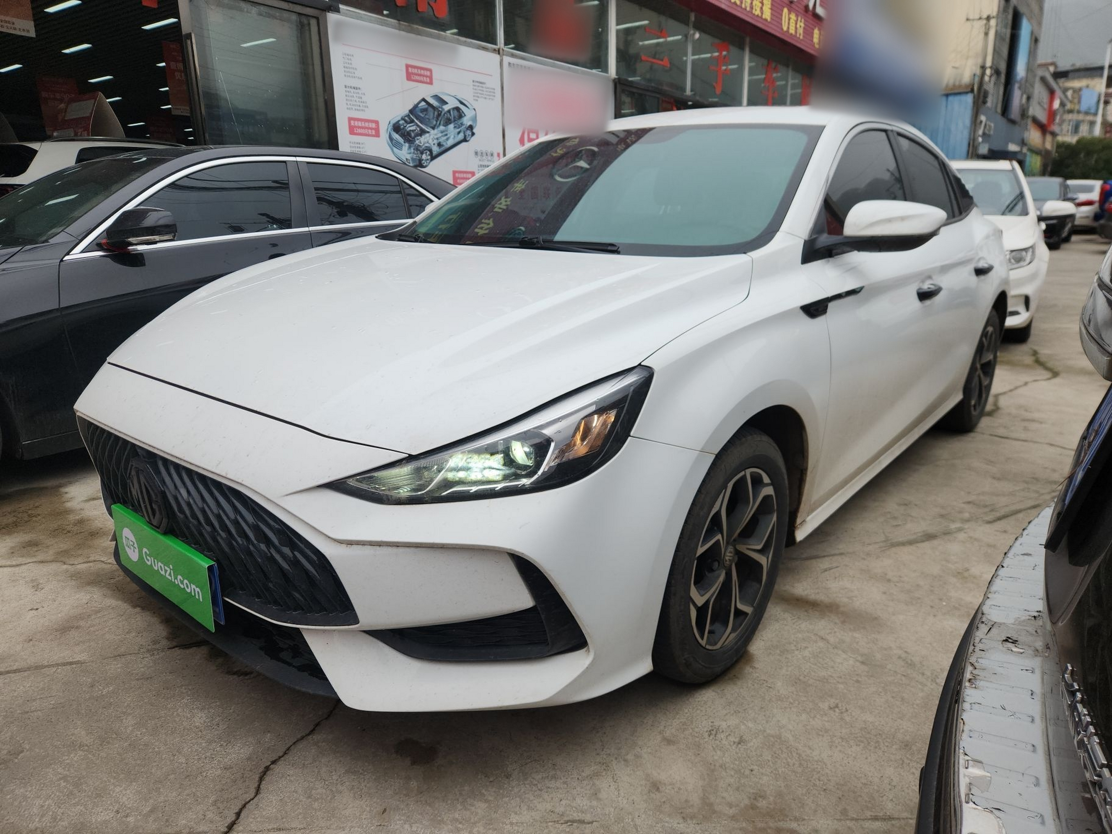 تحت مقدمة السيارة