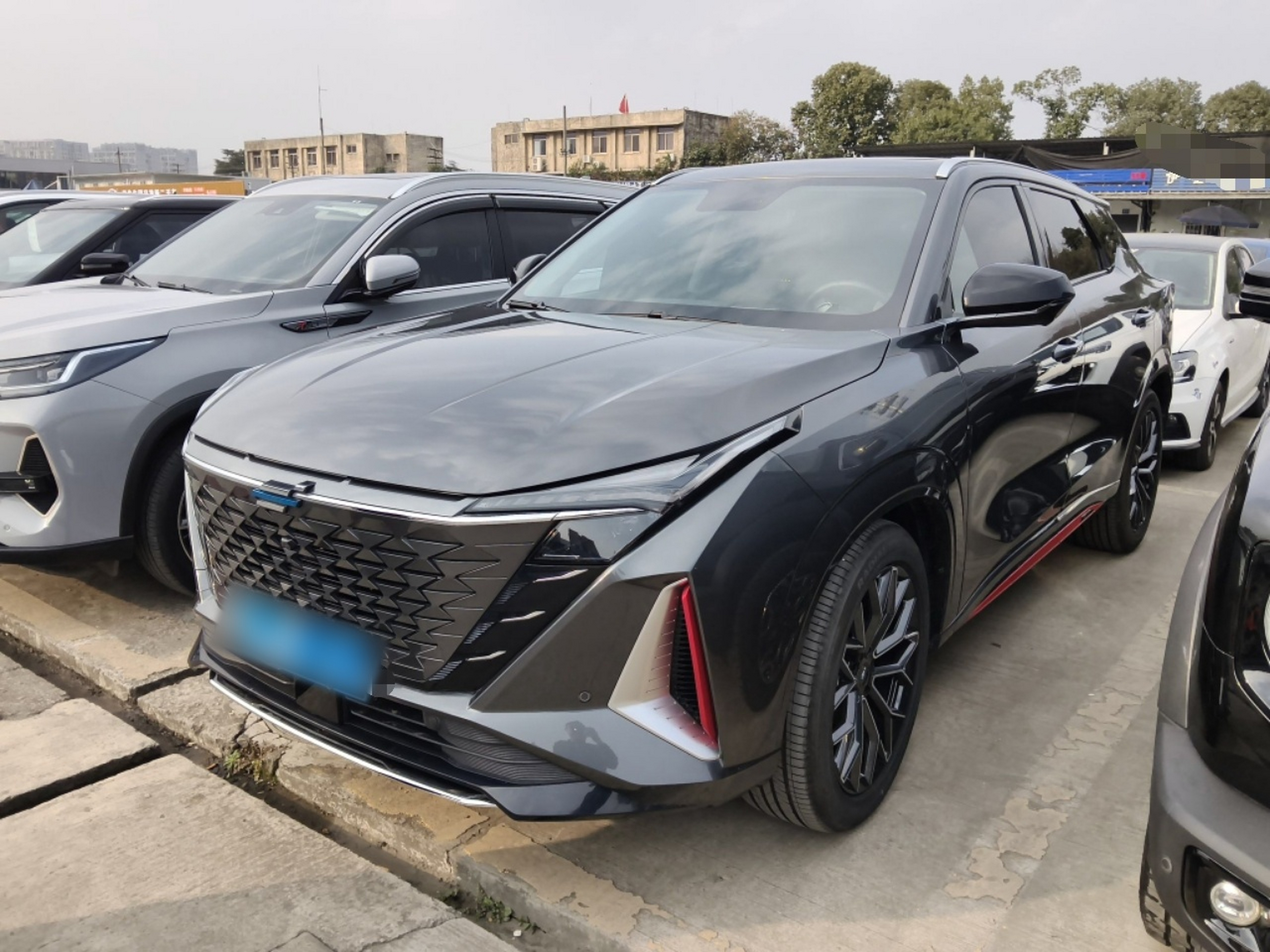 Под передней частью автомобиля