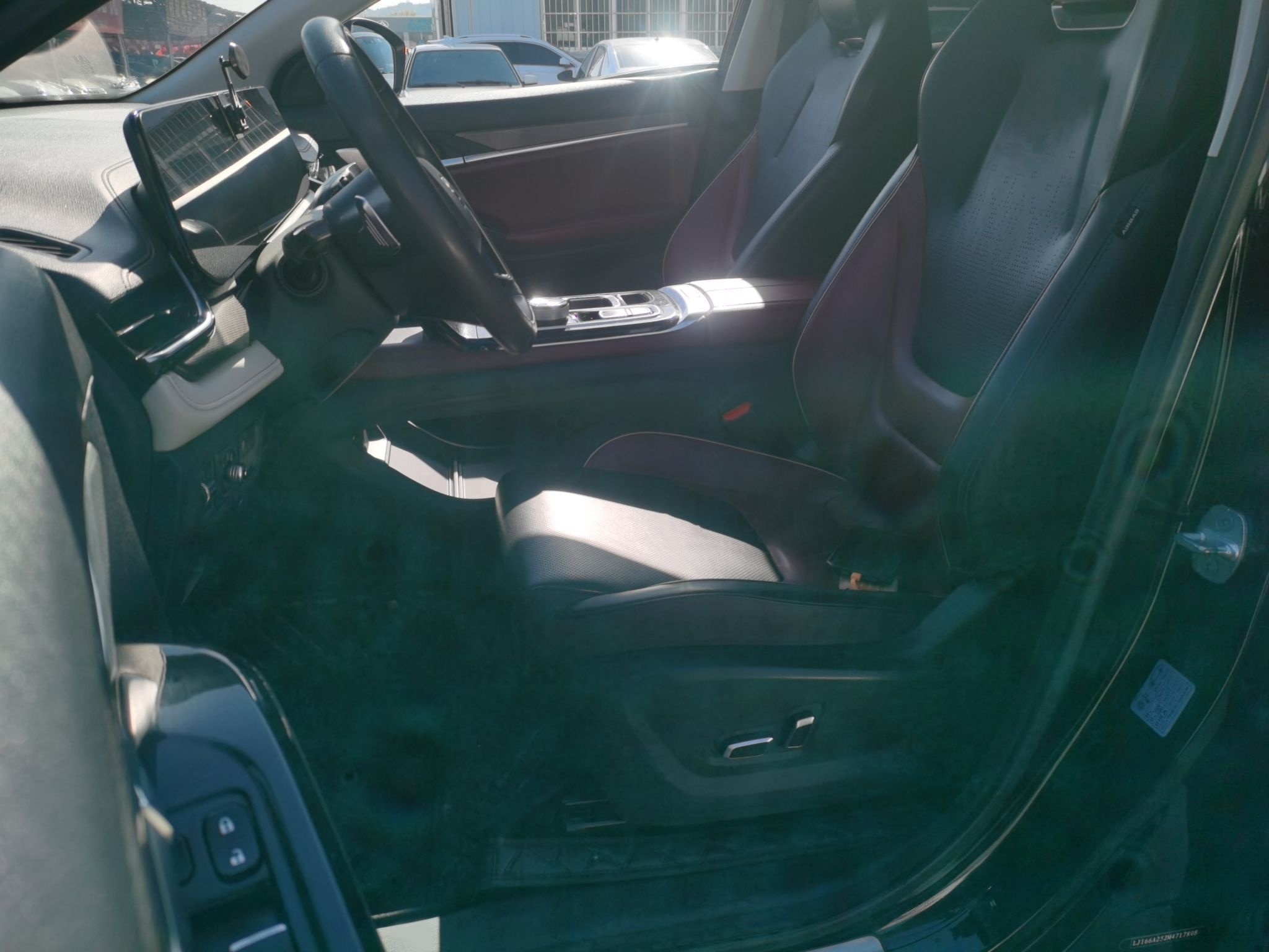 المقاعد الأمامية داخل السيارة