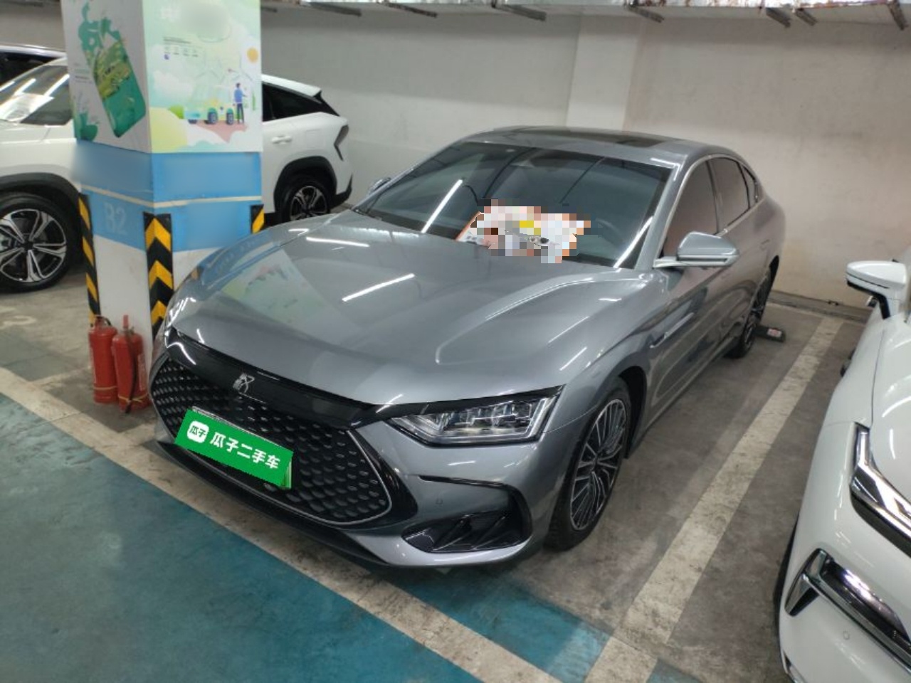 تحت مقدمة السيارة