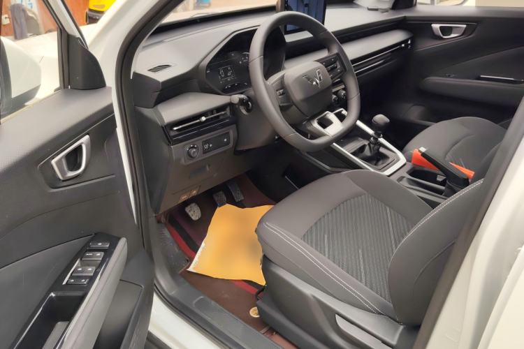 Used Wuling Alvez 2022 1.5L Manual Free-Style Model
