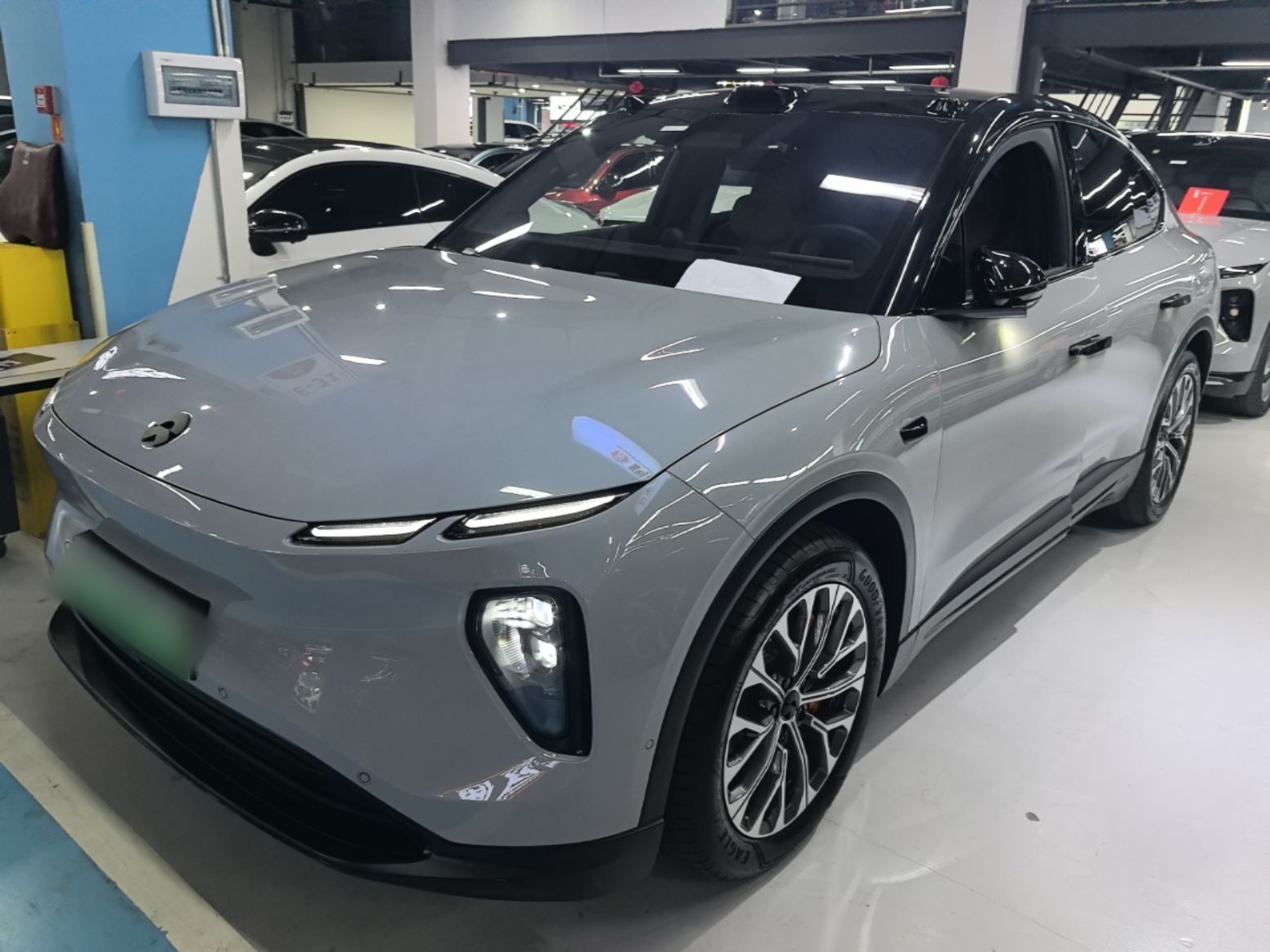 Под передней частью автомобиля