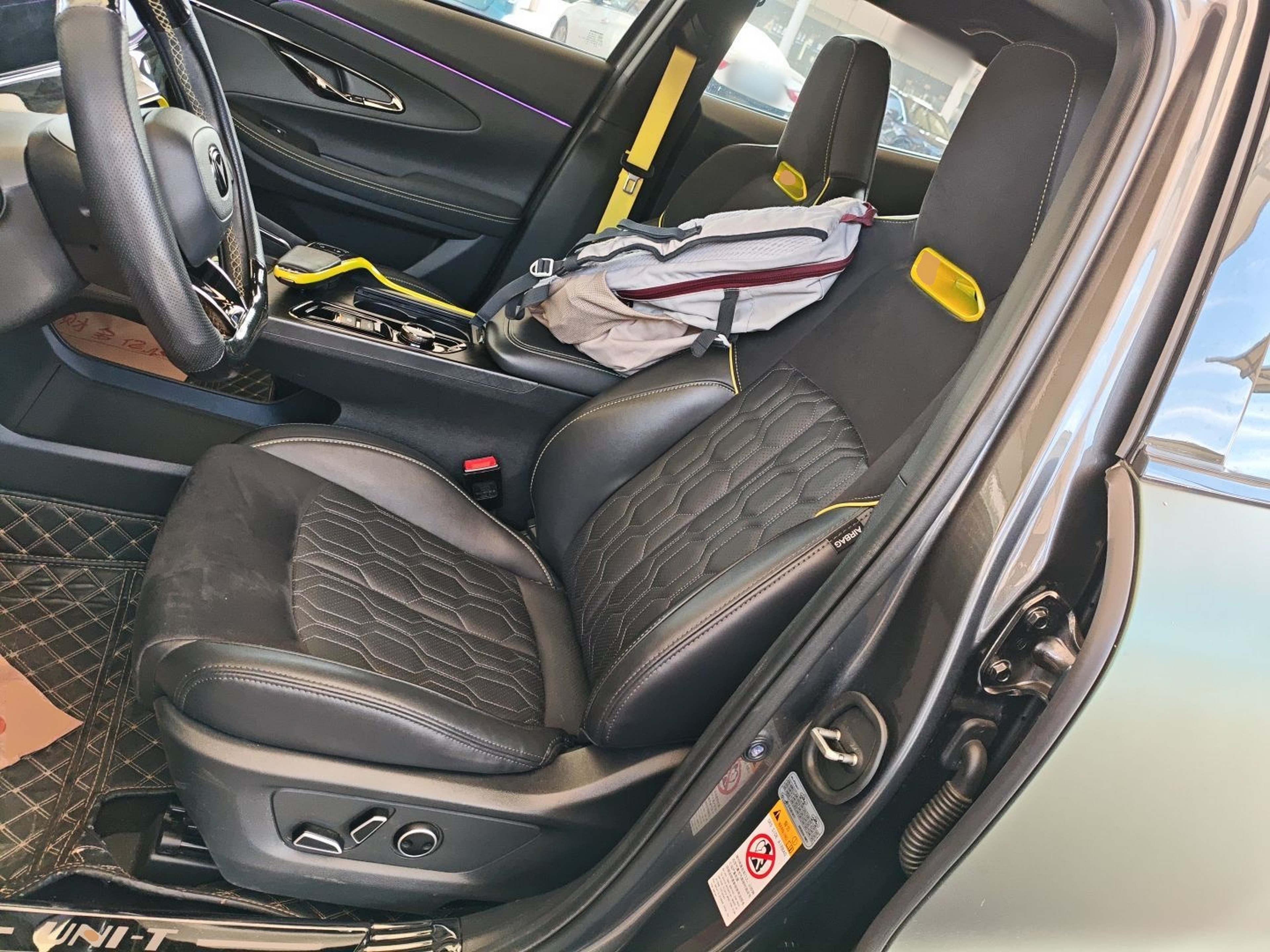 المقاعد الأمامية داخل السيارة