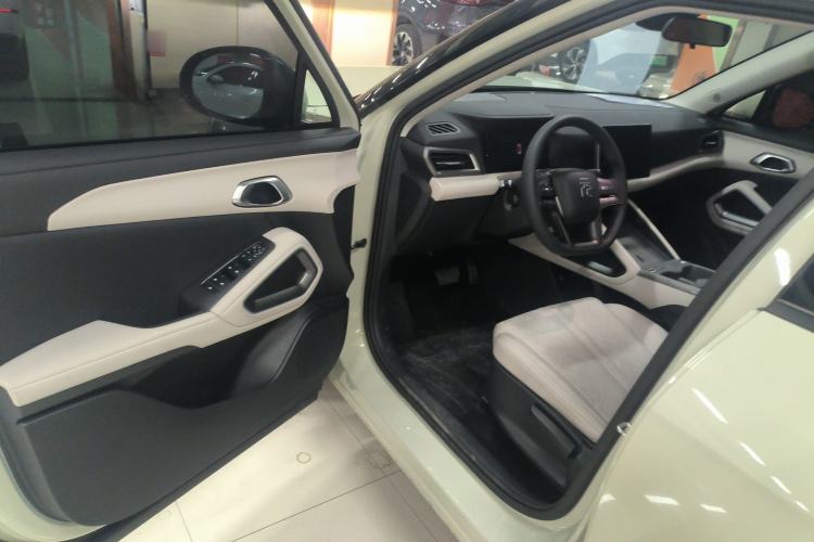 Used BYD Yuan UP 2025 Model 301KM Leading Version Driver Seat