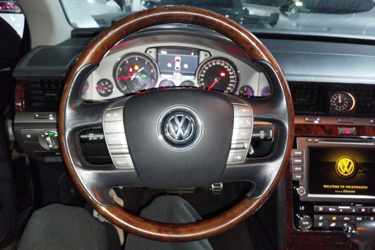 Used Volkswagen Phaeton 2011 4.2L V8 4-seat Extended-Range Individual Edition Steering Wheel