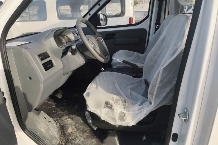 Used Wuling Yangguang 2024 300KM Comfort Version Passenger Van 75kW
