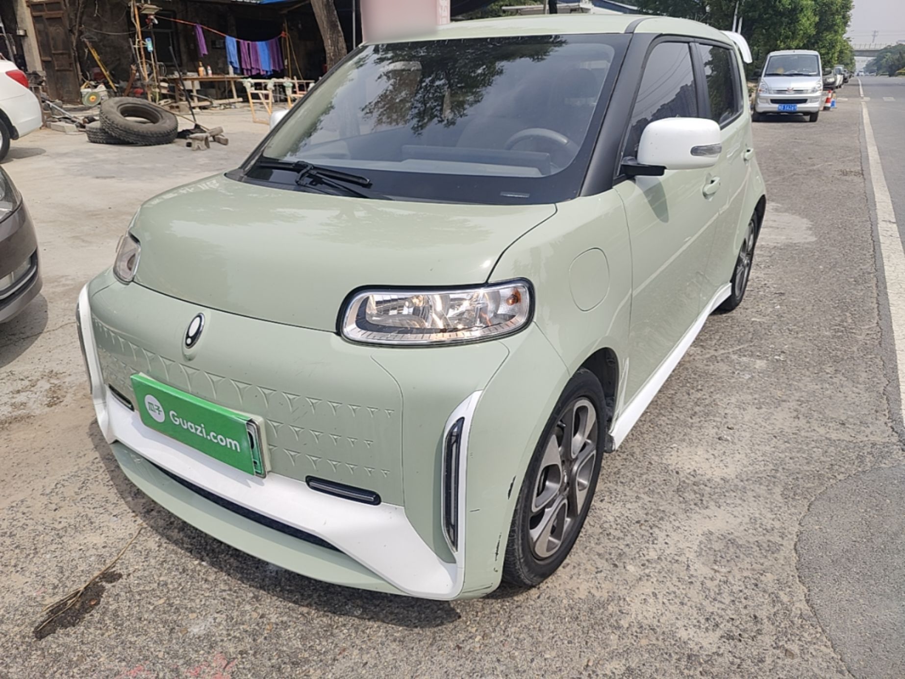 Под передней частью автомобиля