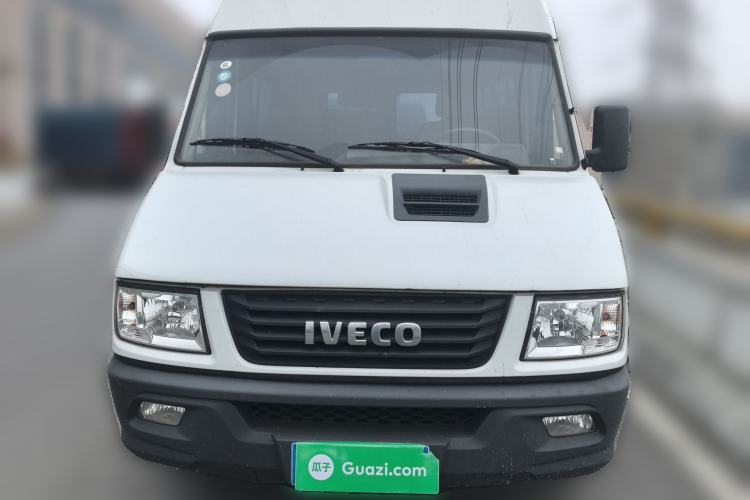 Used Iveco Daily 2022 2.5T A37 M1 Passenger Van 5-9 Seats Long Wheelbase Mid-Roof Design Dual Tires Manual Doors Front