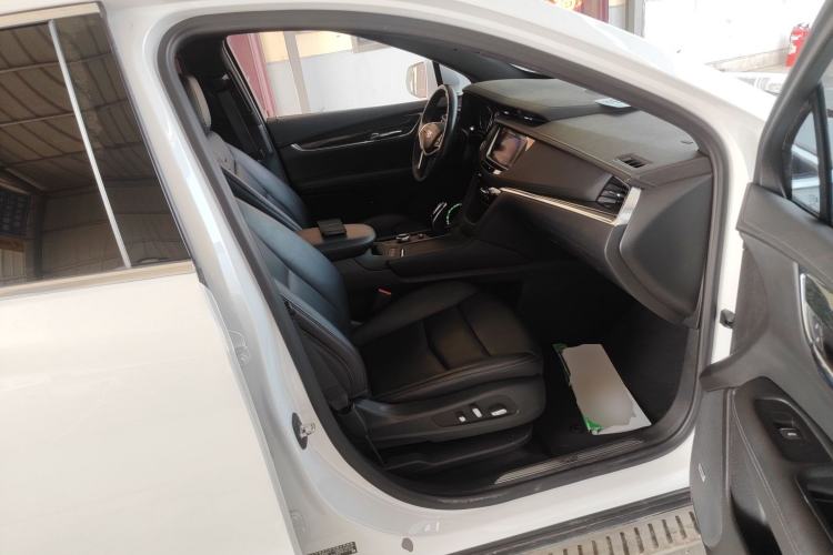 Used Cadillac XT5 2020 28T Luxury Version Right Front Seat