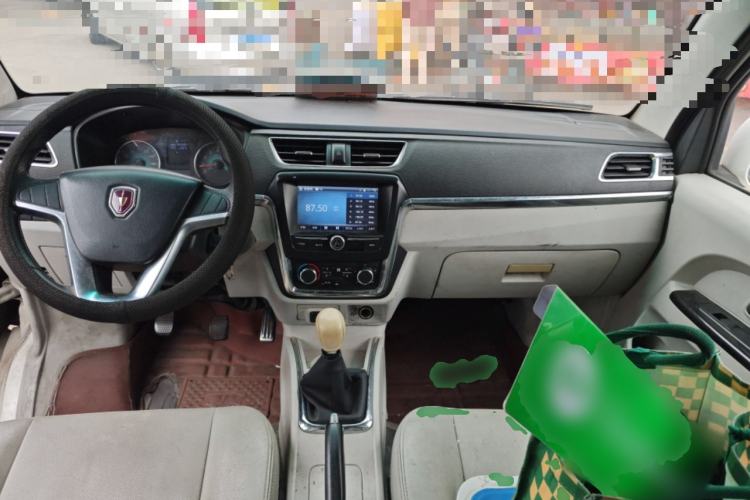 Used Jinbei New Hiace X30L 2018 1.5L Box Truck Business Edition DLCG14 Center Console