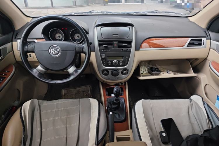 Used Buick Excelle 2013 1.5L Manual Luxury Model Center Console