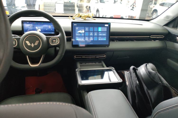 Used Wuling Xingguang 2025 70km Smart Standard Version Center Console