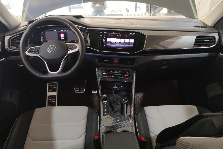 Used Volkswagen Tayron X 2020 330TSI Two-Wheel Drive Luxury Smart Connectivity Version Center Console