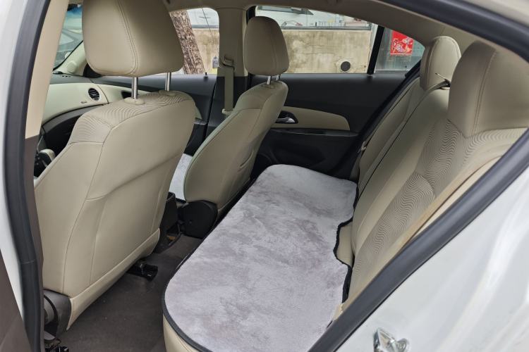 Used Chevrolet Cruze 2015 1.5L Classic SE AT Interior 2