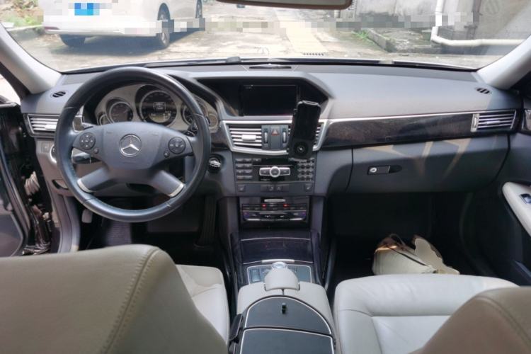 Used Mercedes-Benz E-Class 2012 E 260 L CGI Fashion Model Center Console