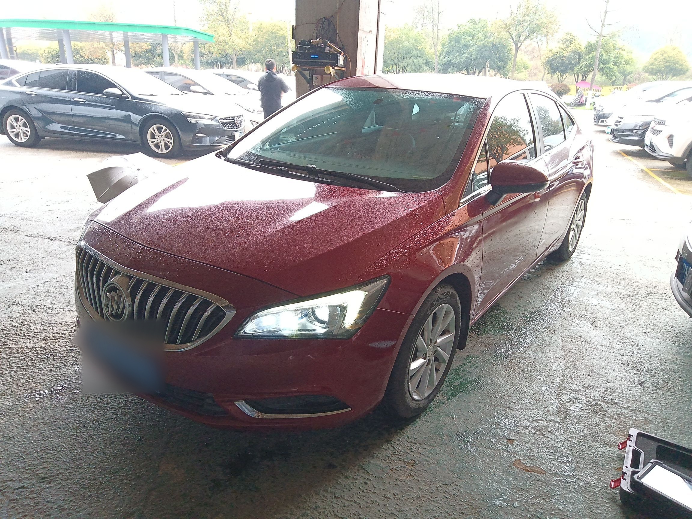 Под передней частью автомобиля