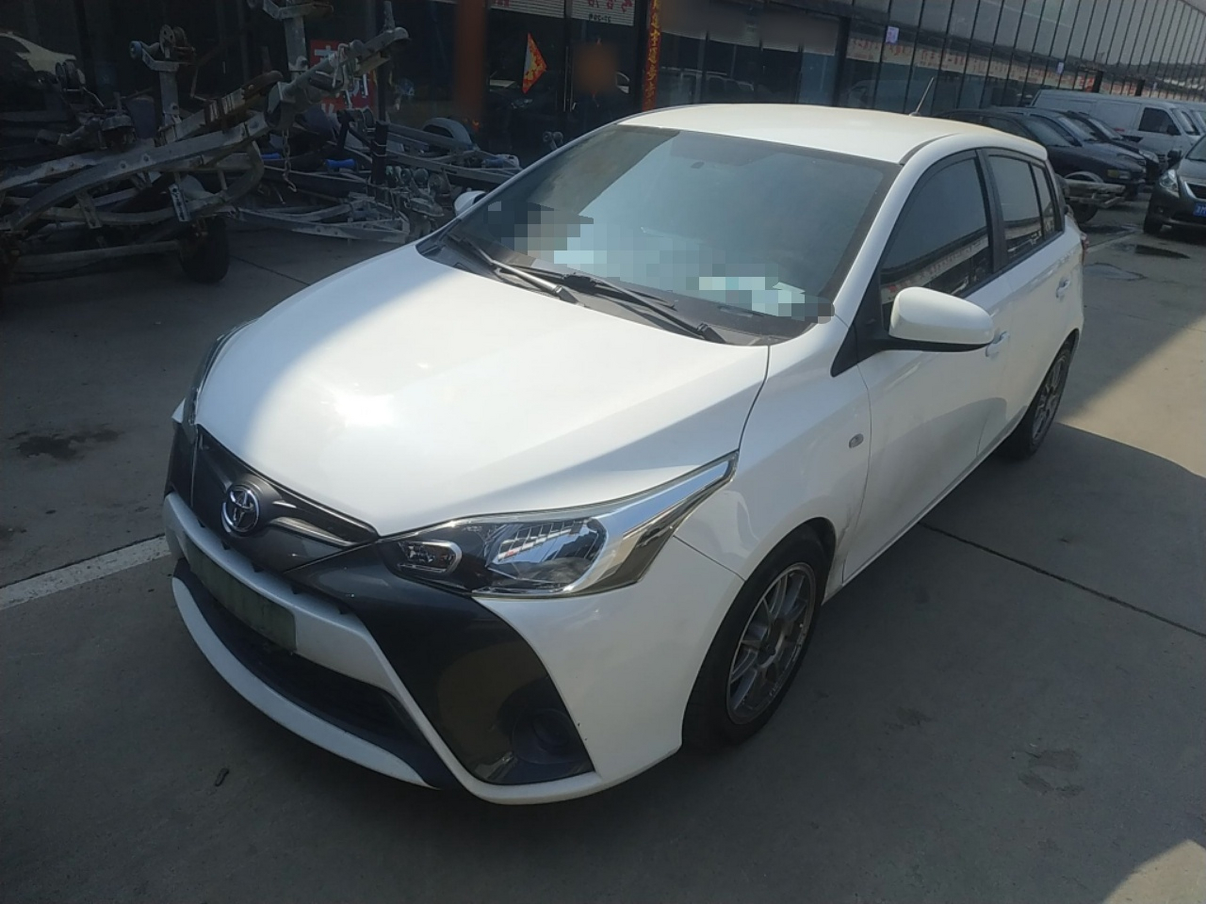 تحت مقدمة السيارة