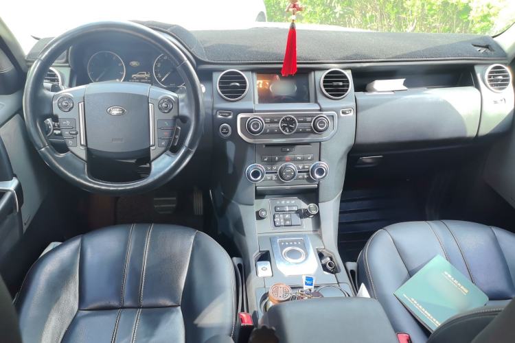 Used Land Rover Discovery 2016 3.0 SC Obsidian Black Heritage Edition HSE Center Console