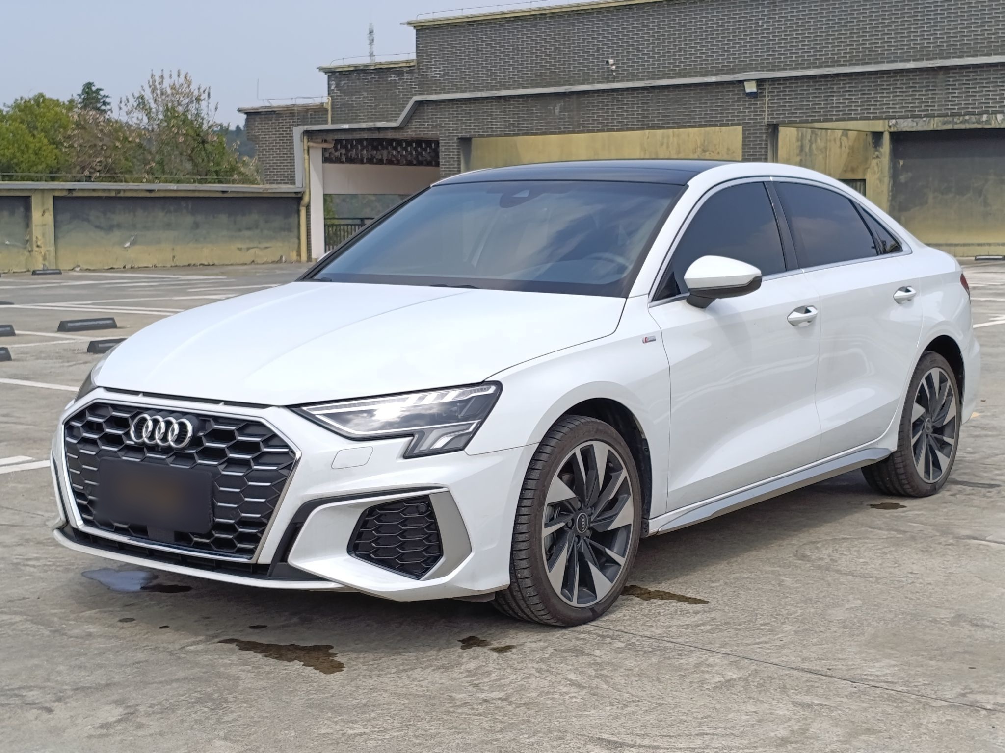 Под передней частью автомобиля