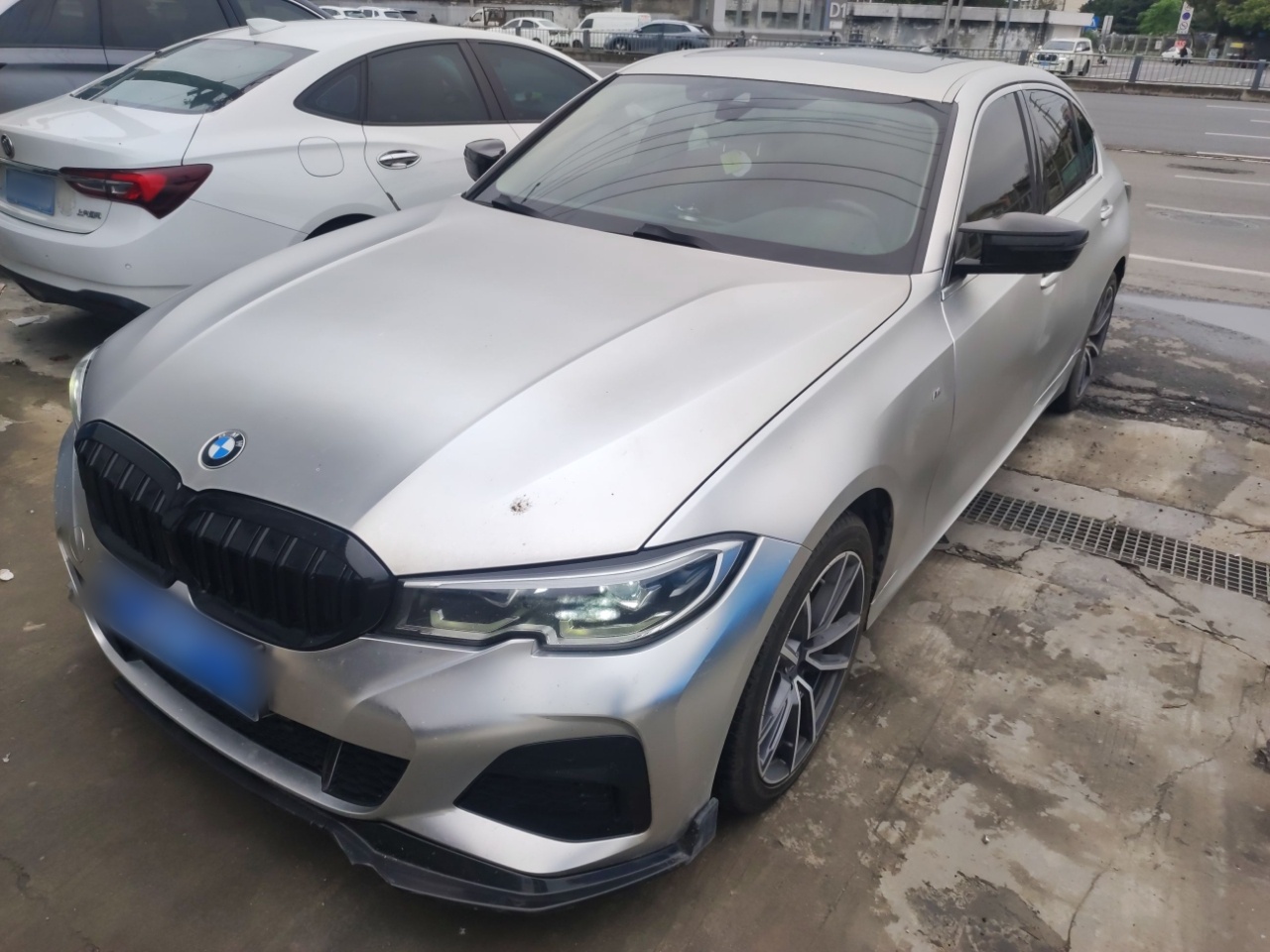 Под передней частью автомобиля