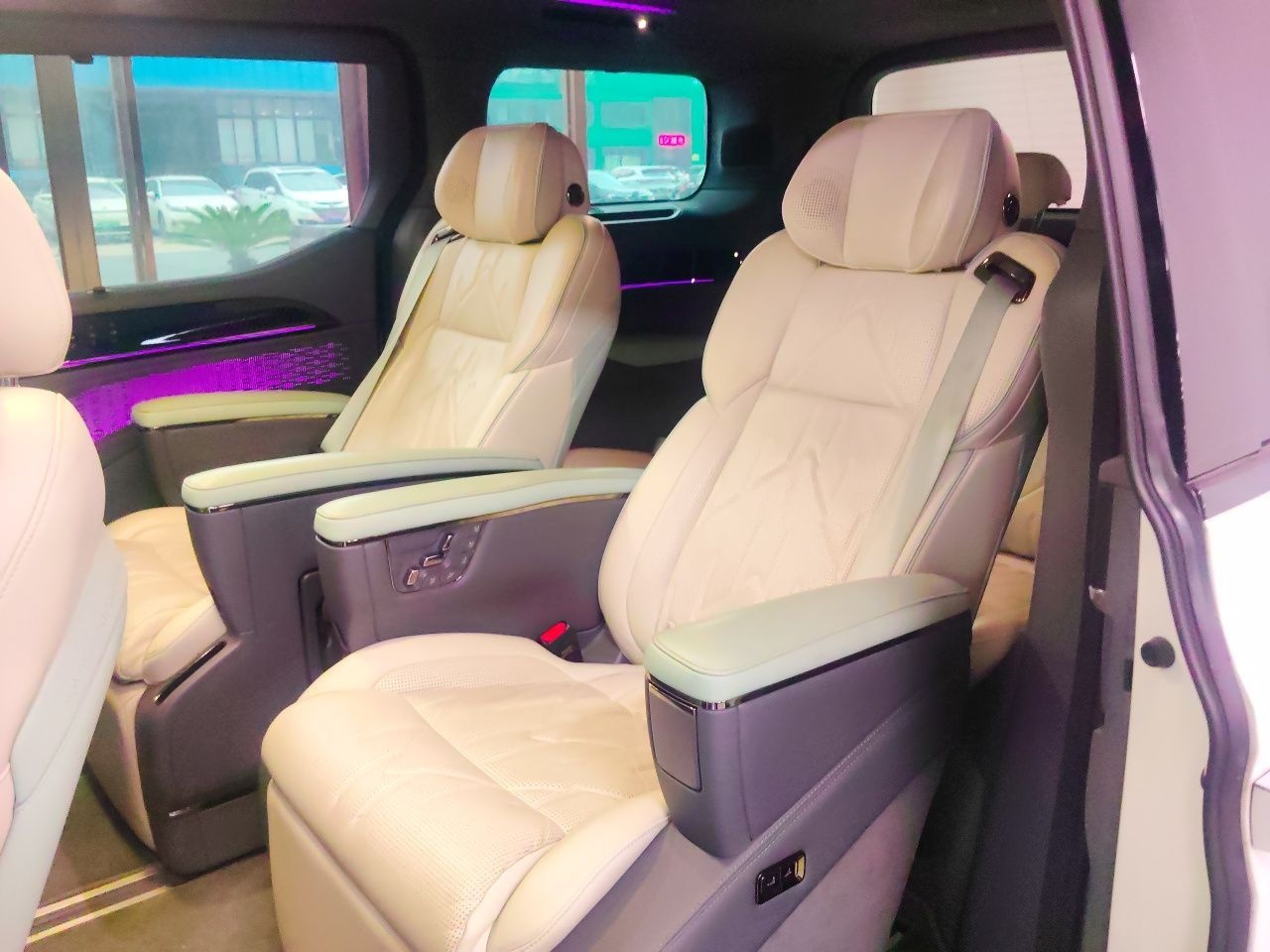 Zeekr 009 2024 7-Seater Walk-Through Version Four-Wheel Drive 108 kWh — снимка 17