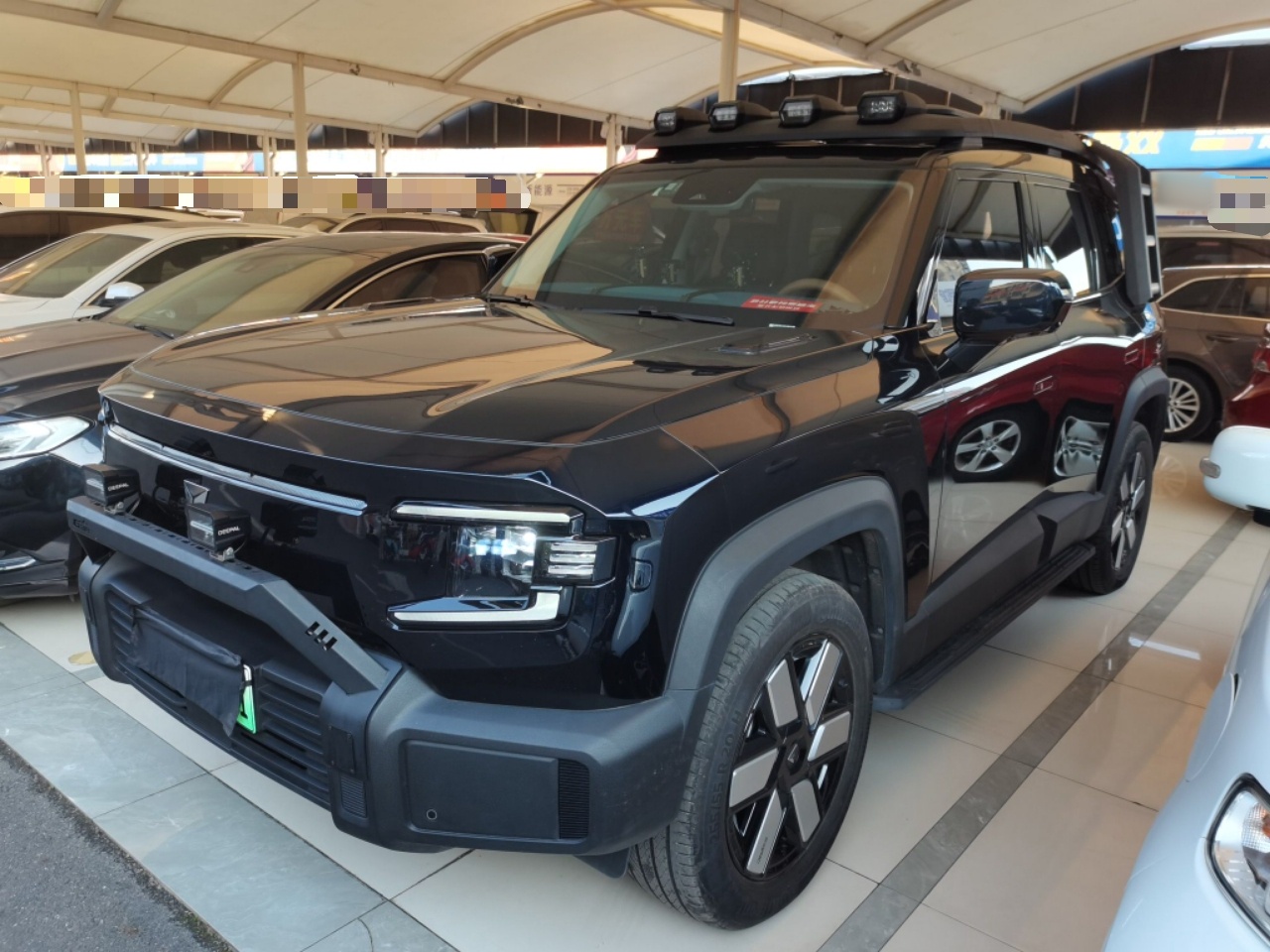 تحت مقدمة السيارة