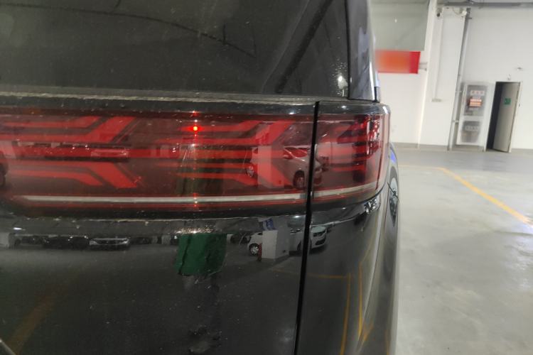 Used Denza D9 2022 DM-i 970 Four-Wheel Drive Prestige Model Right Rear Taillight