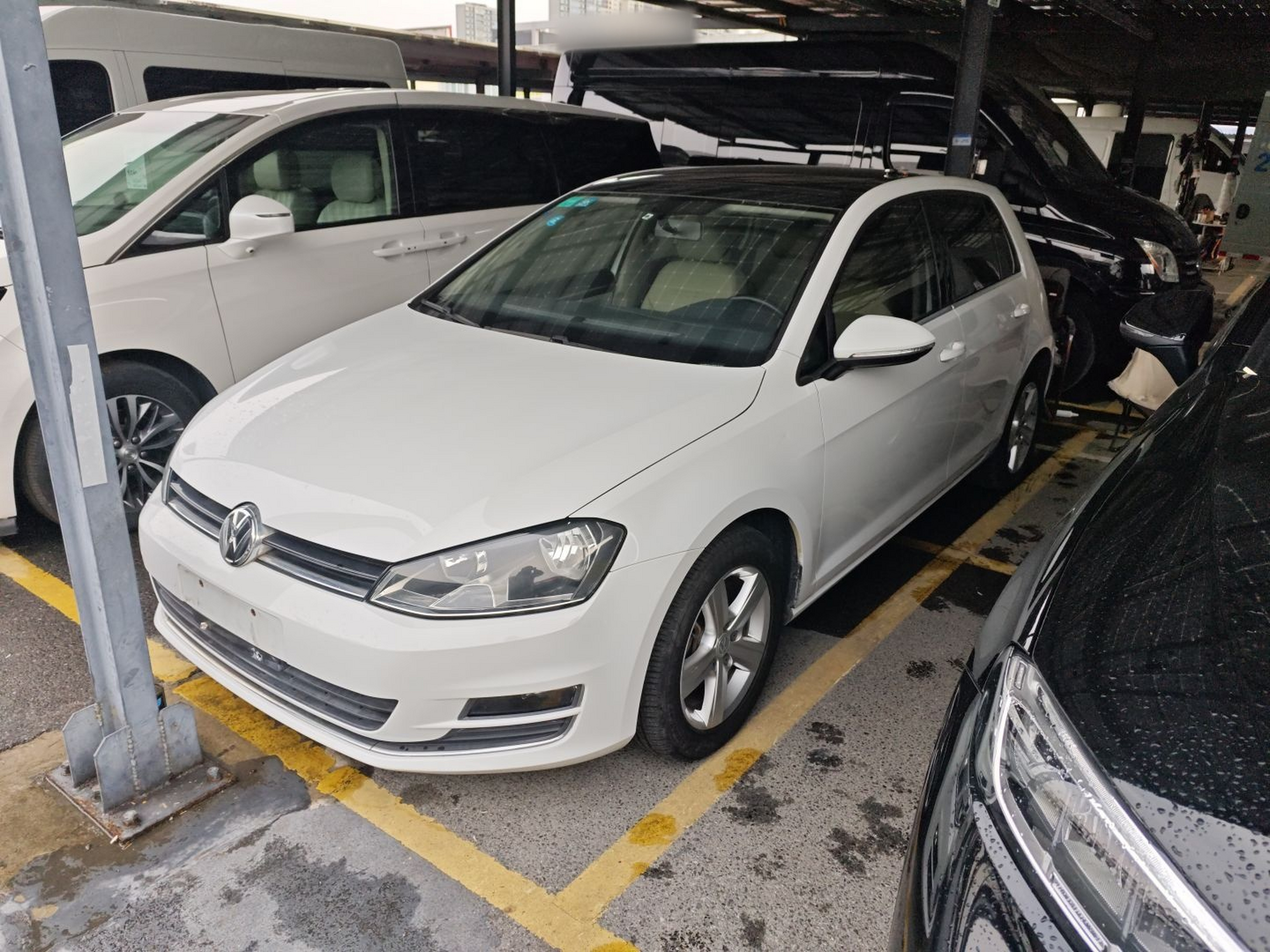 تحت مقدمة السيارة