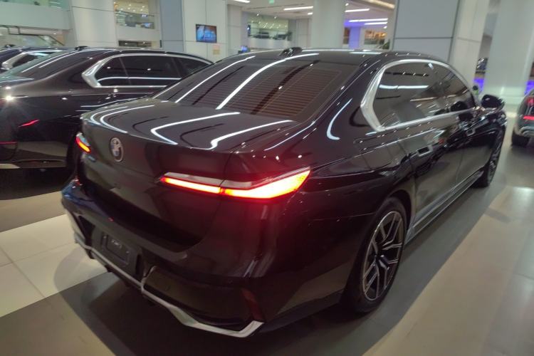 Used BMW 7 Series 2023 735Li M Sport Package Rear Right 45 Deg